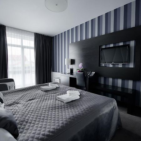 Hotel Grafit Kostomloty Pierwsze Екстериор снимка
