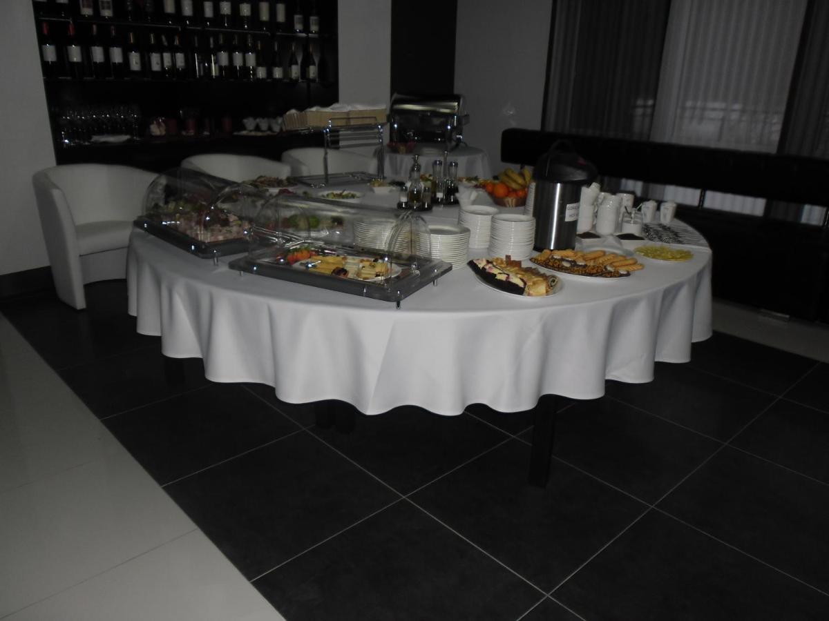 Hotel Grafit Kostomloty Pierwsze Екстериор снимка