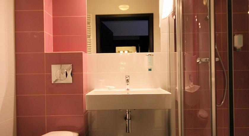 Hotel Grafit Kostomloty Pierwsze Екстериор снимка