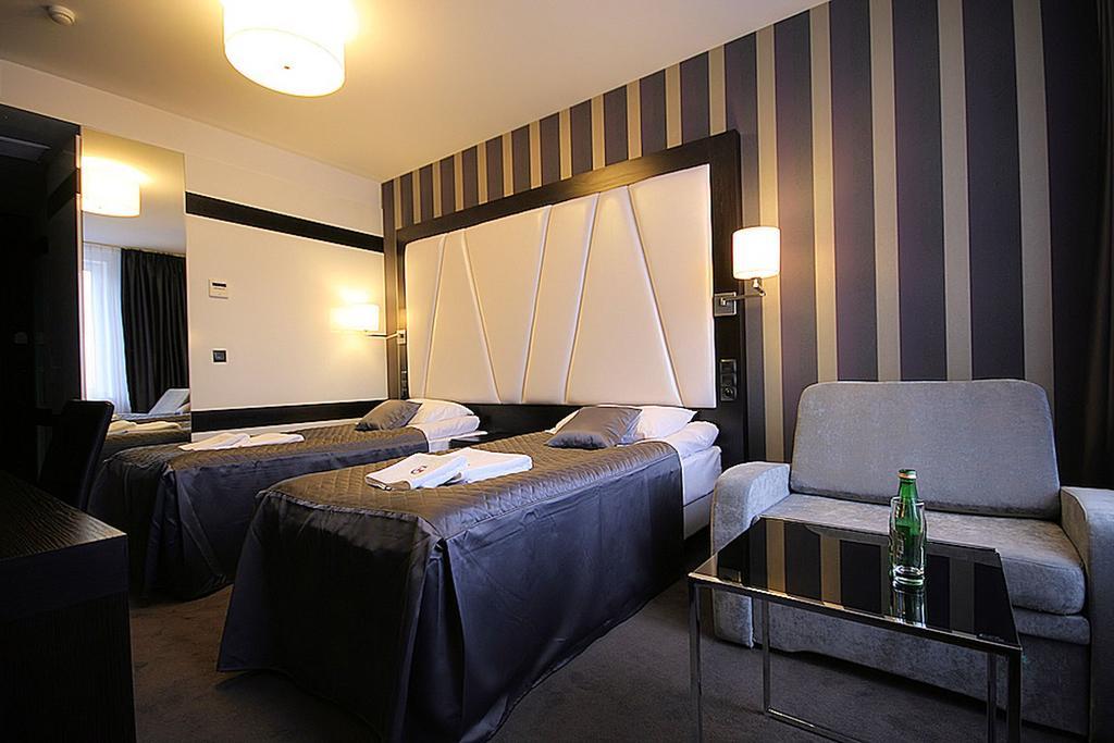 Hotel Grafit Kostomloty Pierwsze Стая снимка