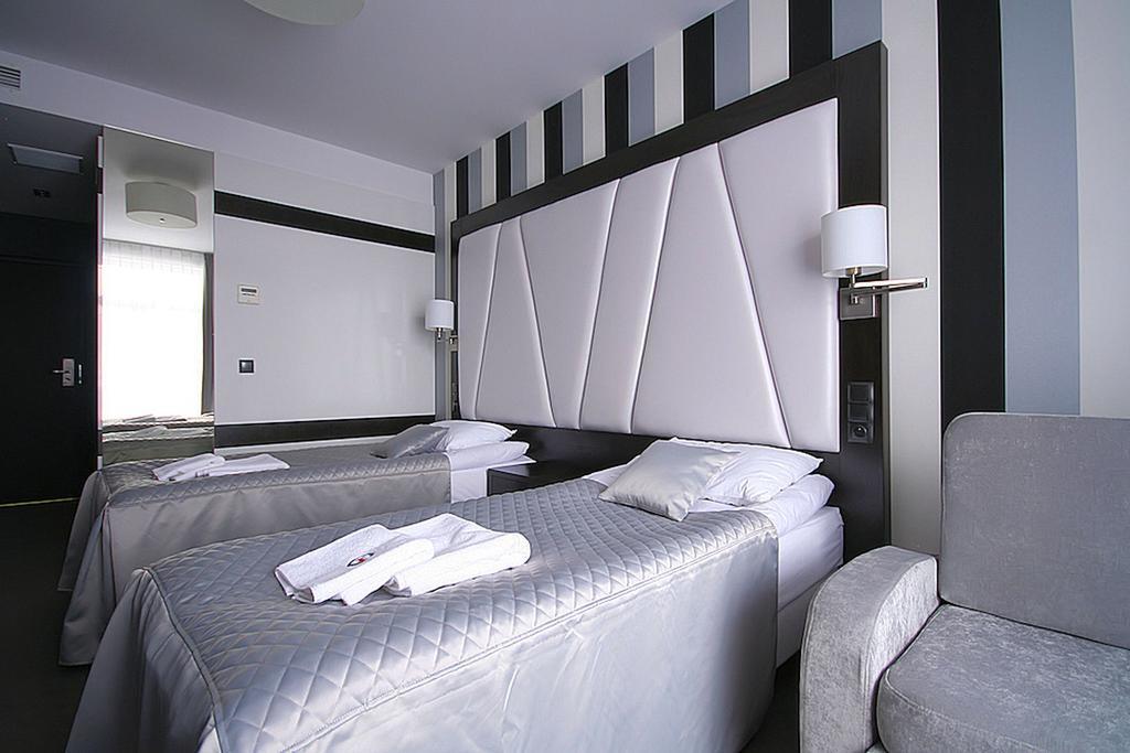 Hotel Grafit Kostomloty Pierwsze Стая снимка