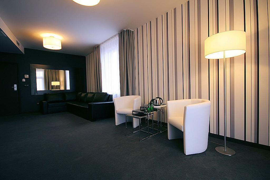 Hotel Grafit Kostomloty Pierwsze Стая снимка