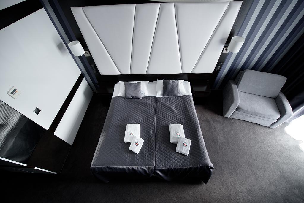Hotel Grafit Kostomloty Pierwsze Екстериор снимка