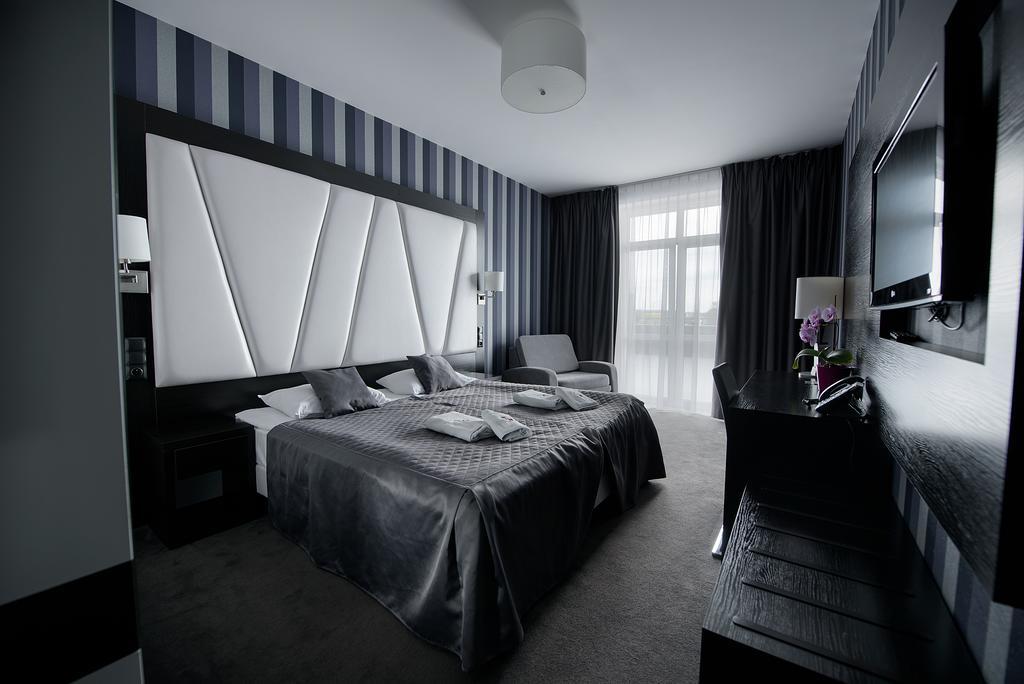 Hotel Grafit Kostomloty Pierwsze Екстериор снимка