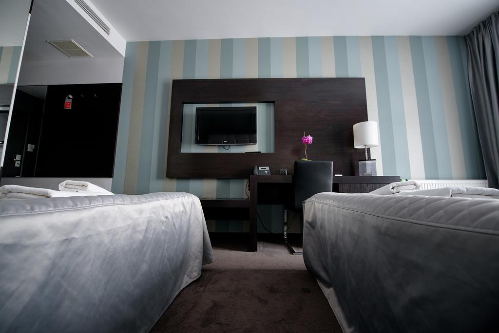 Hotel Grafit Kostomloty Pierwsze Екстериор снимка