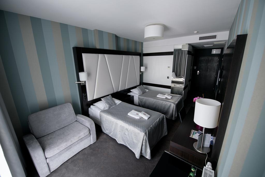 Hotel Grafit Kostomloty Pierwsze Екстериор снимка