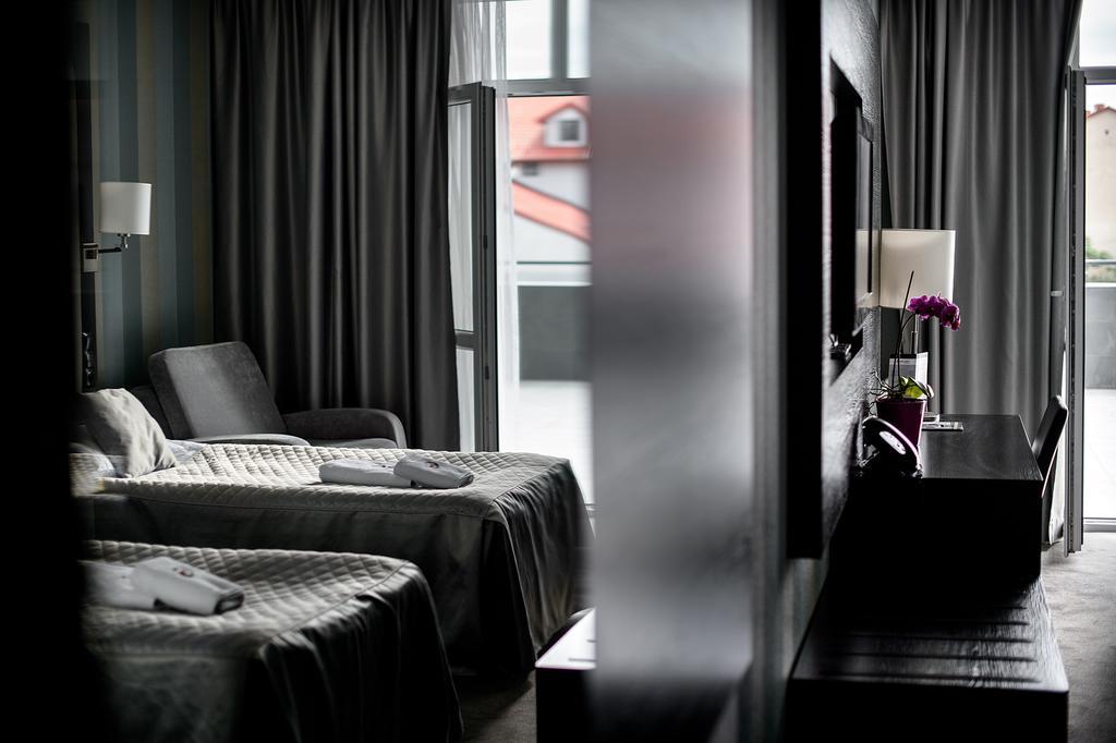 Hotel Grafit Kostomloty Pierwsze Екстериор снимка