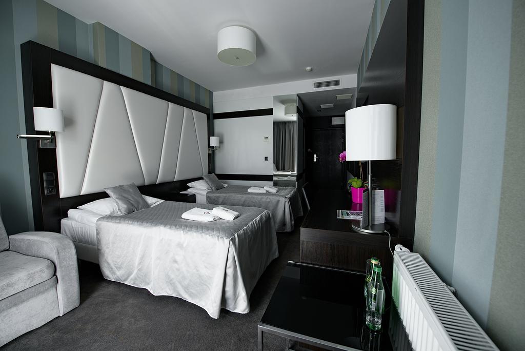Hotel Grafit Kostomloty Pierwsze Екстериор снимка