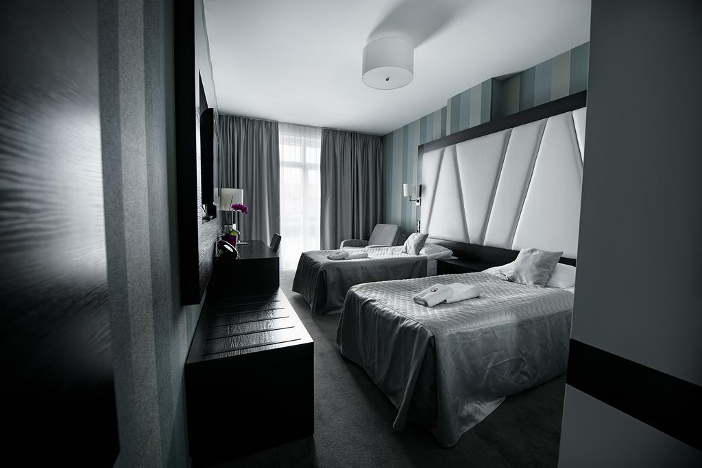 Hotel Grafit Kostomloty Pierwsze Екстериор снимка