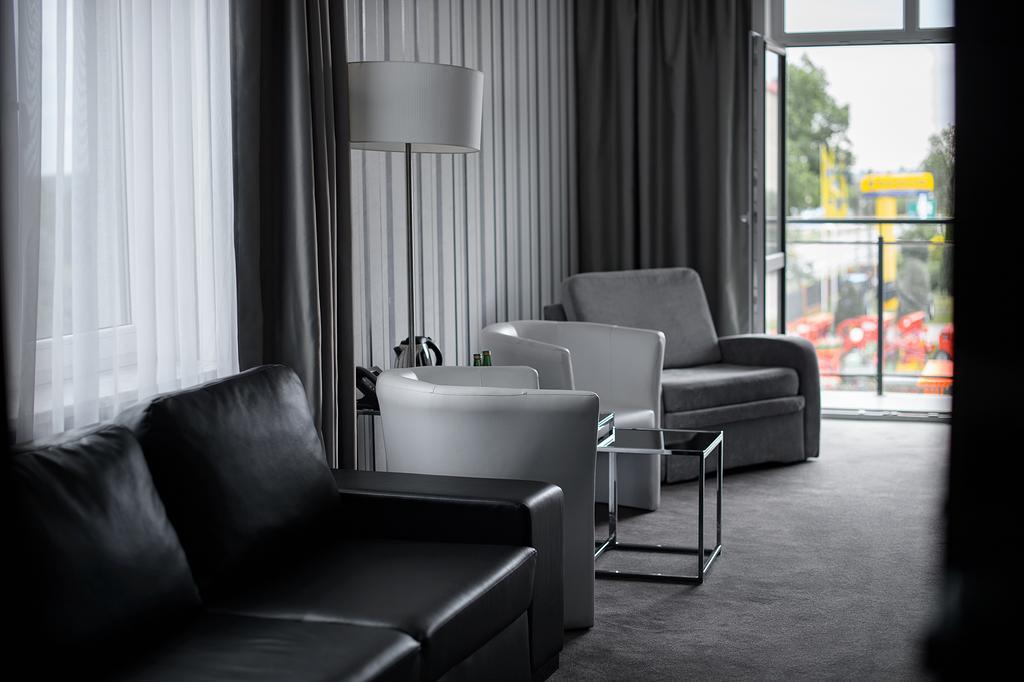 Hotel Grafit Kostomloty Pierwsze Екстериор снимка