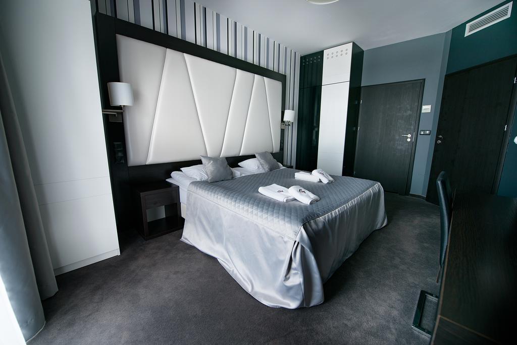 Hotel Grafit Kostomloty Pierwsze Екстериор снимка
