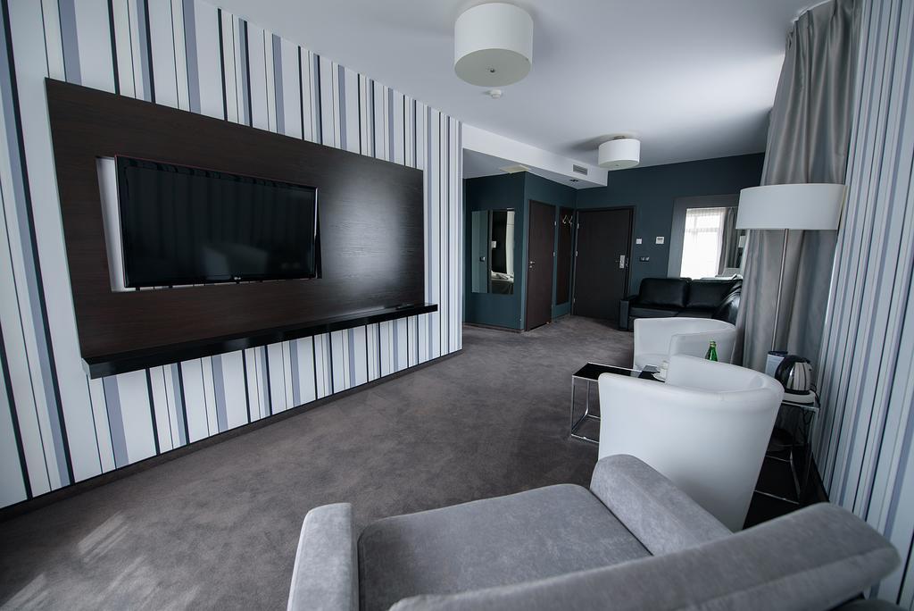 Hotel Grafit Kostomloty Pierwsze Екстериор снимка