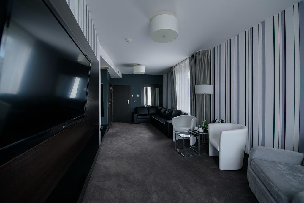 Hotel Grafit Kostomloty Pierwsze Екстериор снимка