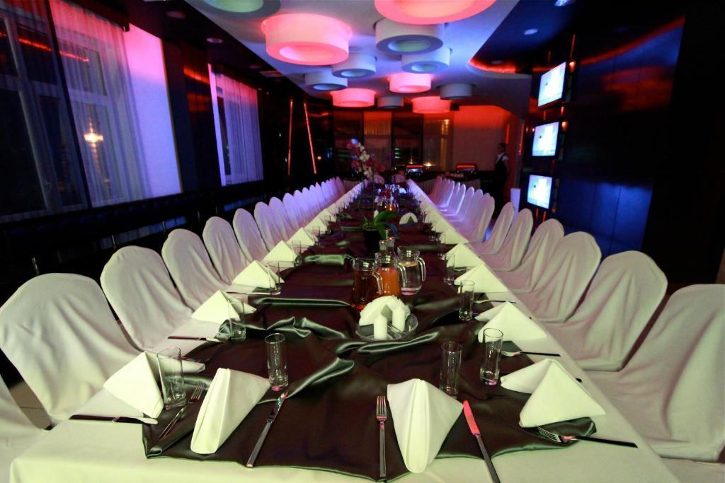 Hotel Grafit Kostomloty Pierwsze Екстериор снимка