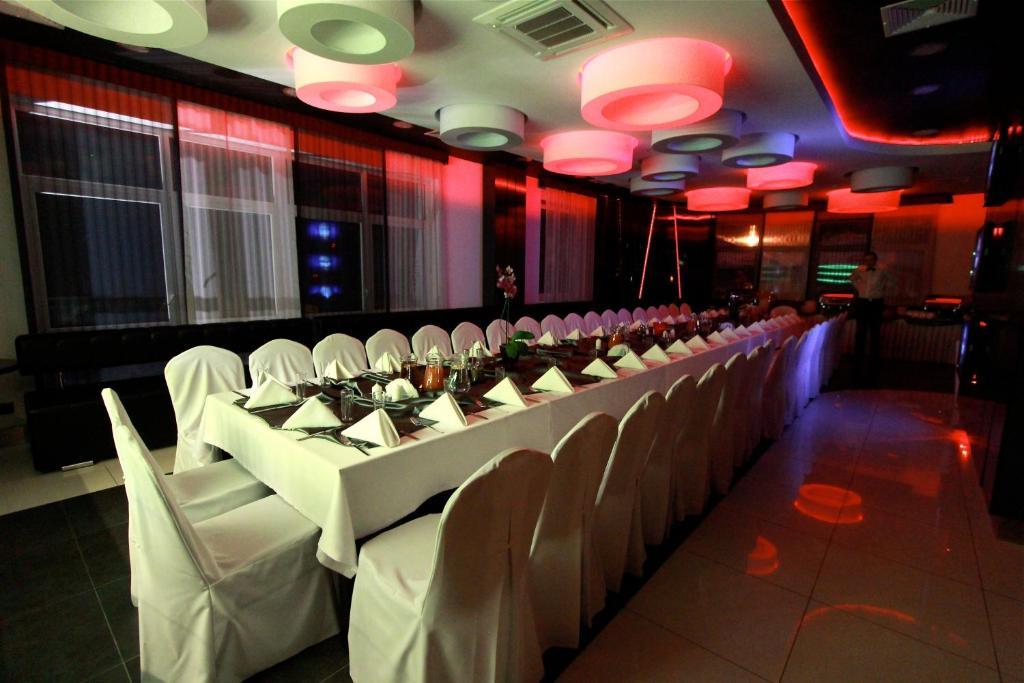 Hotel Grafit Kostomloty Pierwsze Екстериор снимка